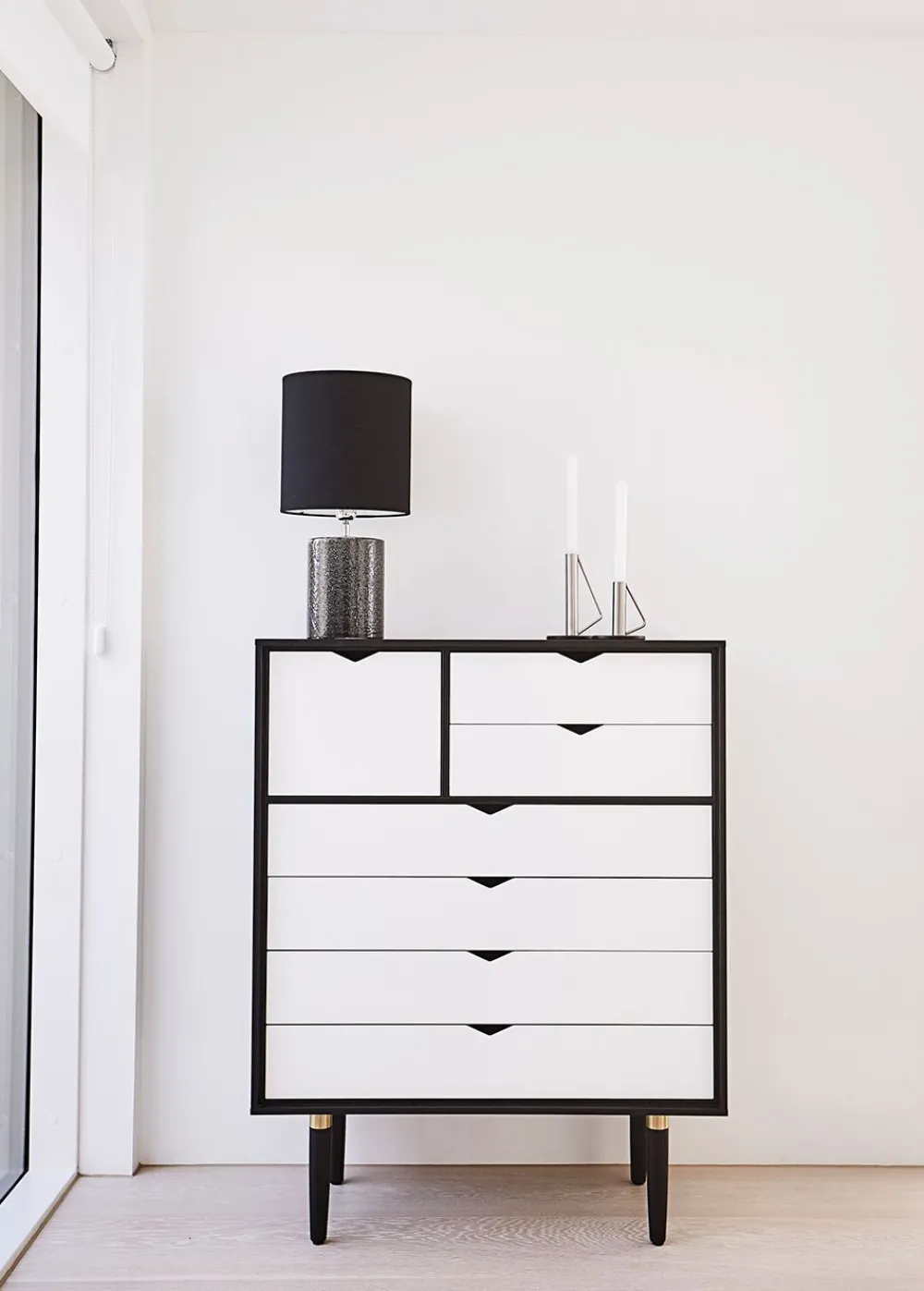 Andersen Furniture - S8 White Oiled Oak / Silver, Iron, PUMICE Hot