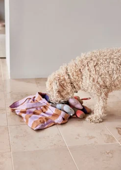 OYOY ZOO Ashi Dog Toy 405 Cherry Red / Taupe Hot