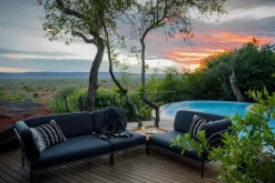 HOUE LEVEL / Left Corner